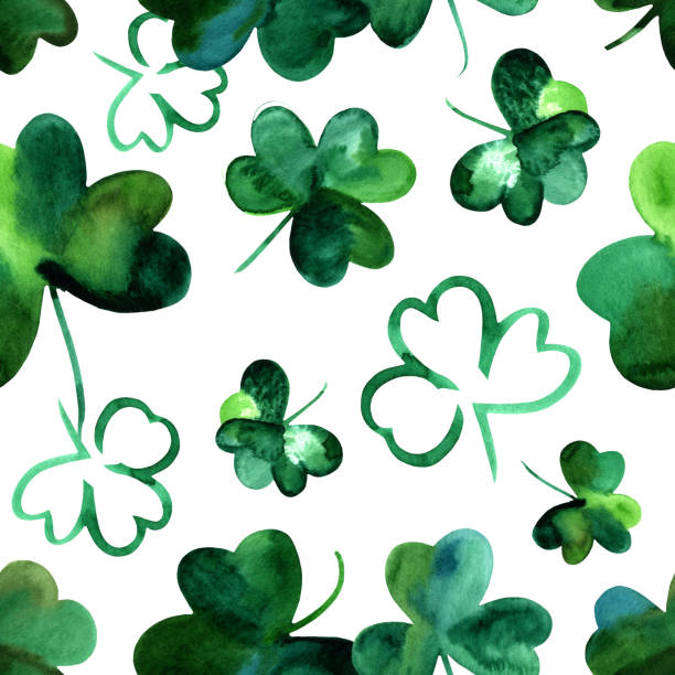 bezszwowy wzór tła, akwarelowe shamrocks na białym - spring clover leaf shape clover sketch stock illustrations