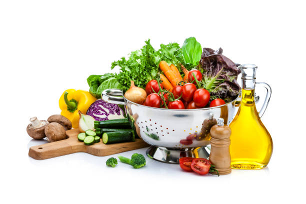 verduras saludables para preparar ensalada aislada en fondo blanco - salad ingredient fotografías e imágenes de stock