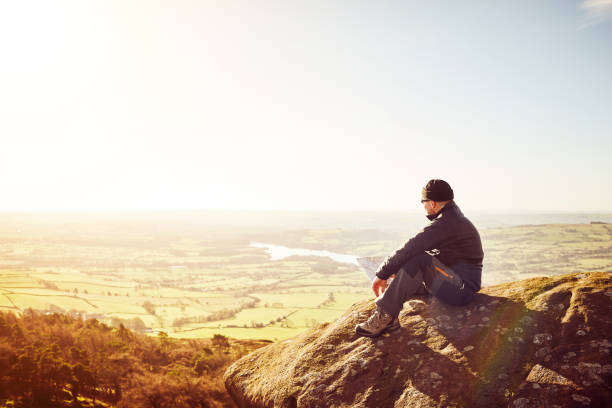 relajante en la cima de una montaña con vistas al gran hombre caminante - map uk hiking reading fotografías e imágenes de stock