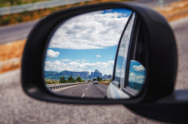 valle de meteora y thessaly en el espejo retrovisor, grecia - rear view mirror car mirror sun fotografías e imágenes de stock