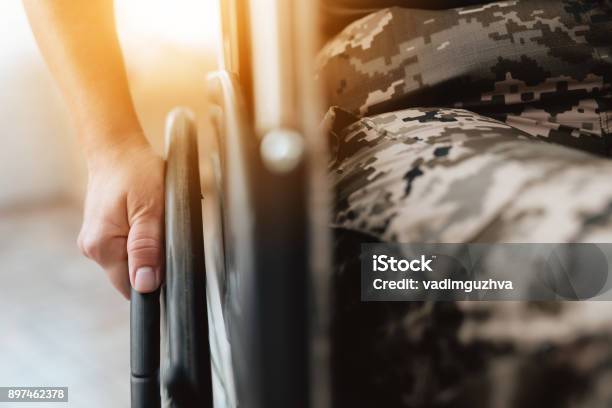 Frau Hase Im Rollstuhl Zurück Aus Armee Nahaufnahme Foto Veteran Frau In Einem Rollstuhl Stockfoto und mehr Bilder von Veteran