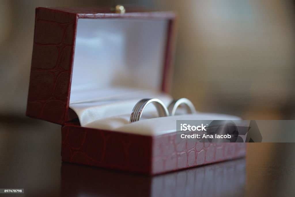 Anillos de boda para ella y para él, sistema en una caja de cuero Burdeos. - Foto de stock de Accesorio personal libre de derechos