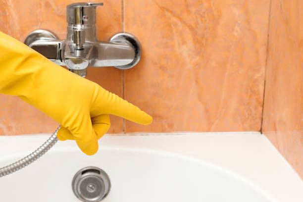 istock Hand in rubber glove indicates the mold under the sealant 897479082