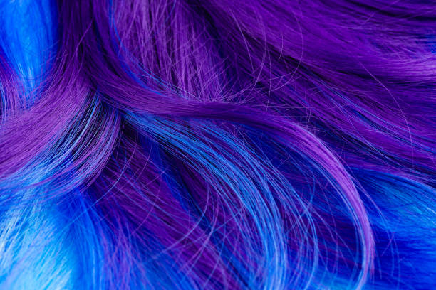 closeup de cabelo colorido nas cores azuis turquesas e roxos - blue tint - fotografias e filmes do acervo