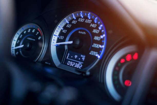 closeup tableau de bord de voiture kilométrage - odometer speedometer car battery motor vehicle photos et images de collection