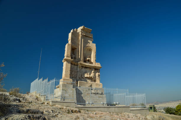 filopapou-denkmal in der nähe der akropolis athen griechenland farben - restavration stock-fotos und bilder