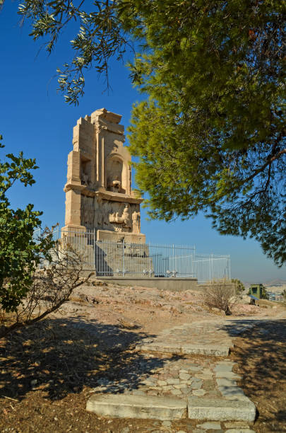 monumento de filopapou perto de cores da acrópole de atenas - restavration - fotografias e filmes do acervo