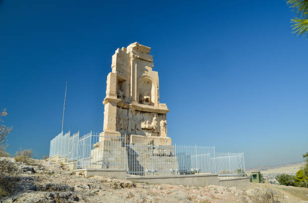 filopapou-denkmal in der nähe der akropolis athen griechenland farben - restavration stock-fotos und bilder