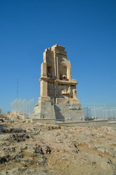 filopapou-denkmal in der nähe der akropolis athen griechenland farben - restavration stock-fotos und bilder