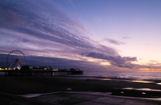 блэкпул сансет - blackpool pier стоковые фото и изображения