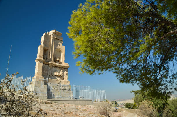 monumento de filopapou perto de cores da acrópole de atenas - restavration - fotografias e filmes do acervo