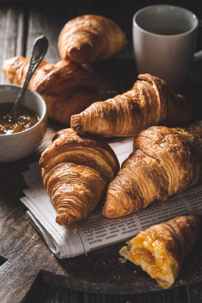 deliziosi croissant per colazione - cafe breakfast coffee croissant foto e immagini stock