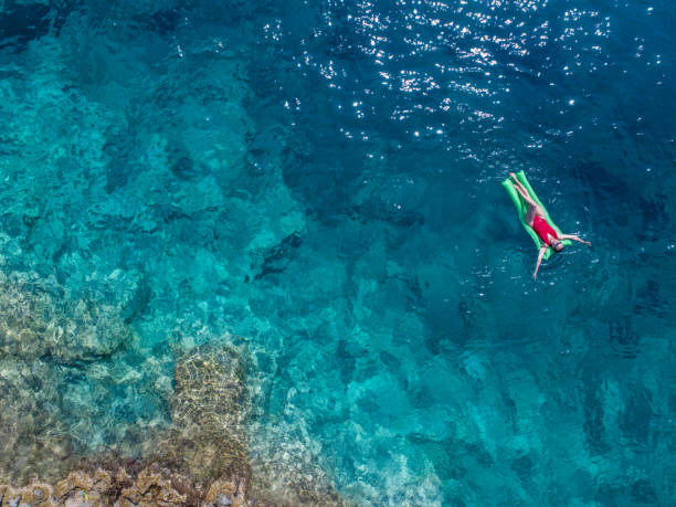 frau entspannend auf das meer - sea swimming greece women stock-fotos und bilder