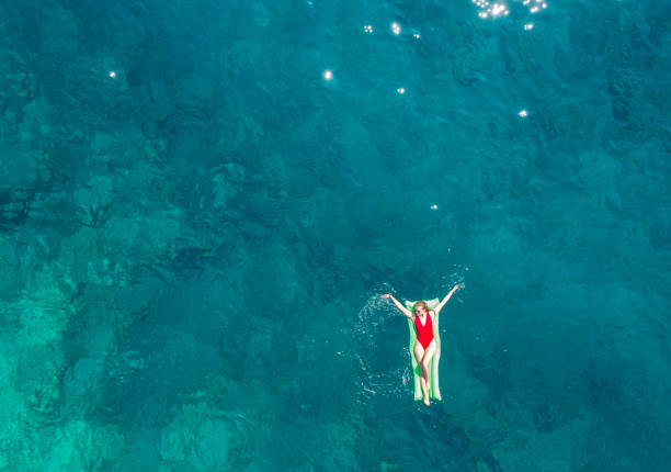 istock Relaxing in the sea 897546938