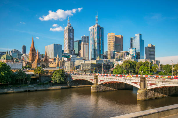 districto de negocio central de melbourne - melbourne day city skyline fotografías e imágenes de stock