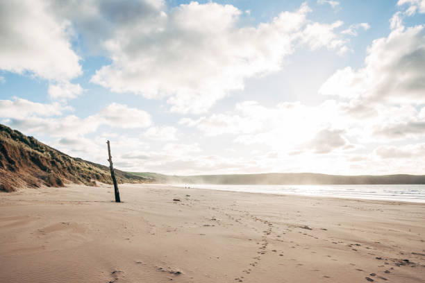 spiaggia di woolacombe sulla costa del north devon, inghilterra - woolacombe foto e immagini stock