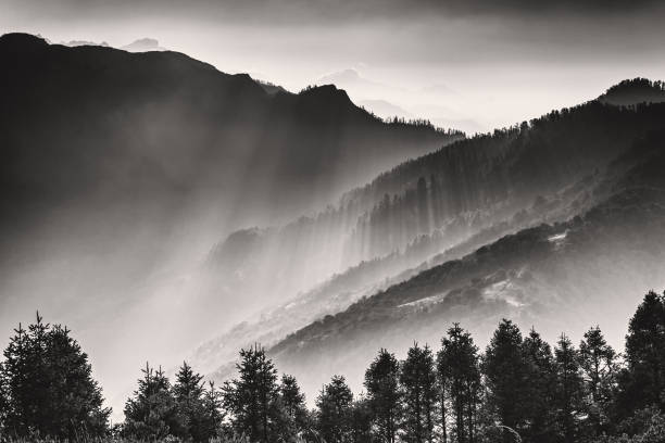 schwarz / weiß landschaftsfoto - eastern europe mountain range mountain village stock-fotos und bilder