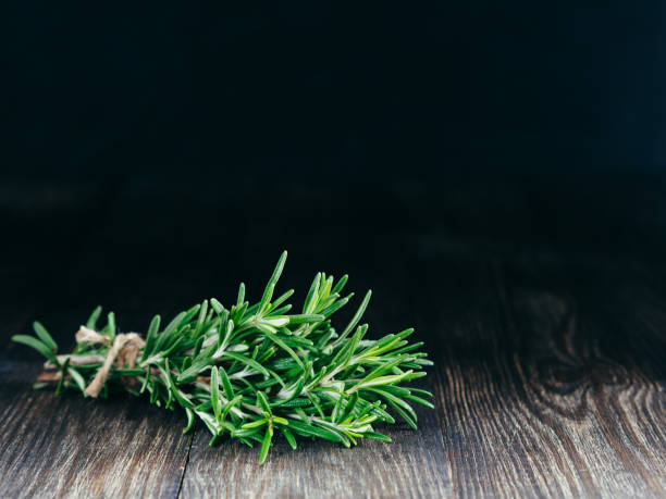 mazzo biologico di rosmarino fresco su tavolo di legno - rosemary herb vegetable garden herbal medicine foto e immagini stock