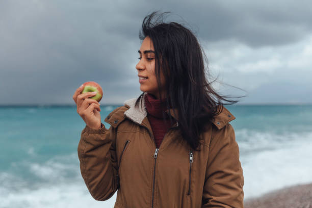 mujer joven busca apple - macintosh apples fotos fotografías e imágenes de stock