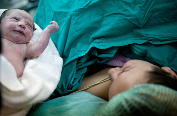 nouveau-né secondes et minutes après la naissance. - cesarean photos et images de collection