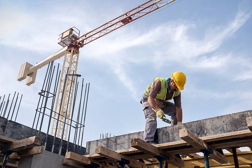 Trabajador en construcción es fijar la forma para la viga photo