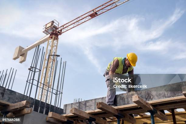 建設現場で労働者がビームの形を修正します - 建設現場のストックフォトや画像を多数ご用意 - 建設現場, 建設, 建設作業員