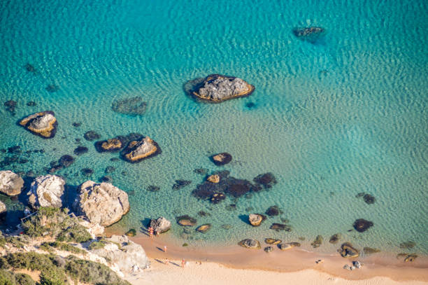 bellissima acqua turchese in grecia - paros foto e immagini stock