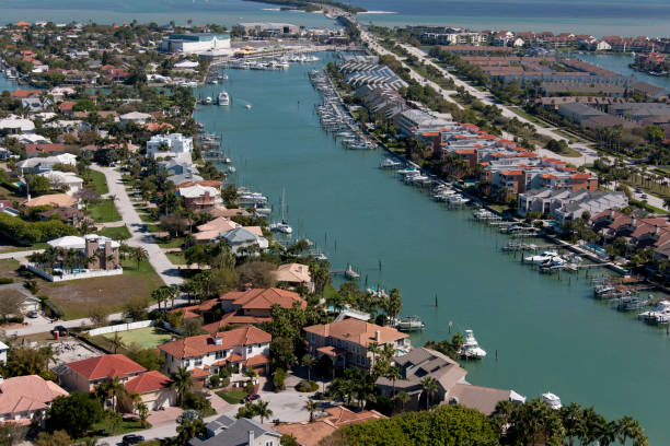 istock Living in Florida 897695444