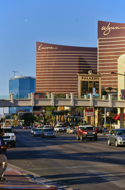 vista para baixo da strip de las vegas com encore e wynn casino. - encore las vegas - fotografias e filmes do acervo