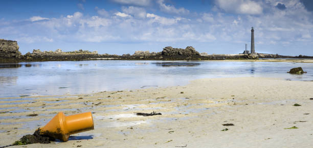 большой маяк во франции в солнечный день во время отлива, лилия, бретань - buoy anchored sea wave стоковые фото и изображения