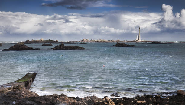 большой маяк во франции в бурный день, бретань, лилия - buoy anchored sea wave стоковые фото и изображения