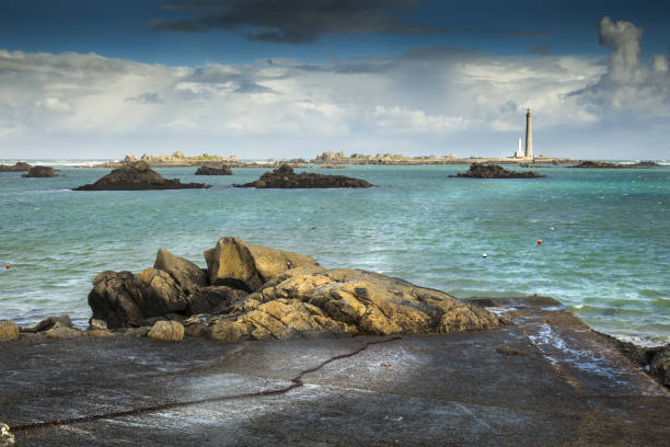 большой маяк во франции в бурный день, бретань, лилия - buoy anchored sea wave стоковые фото и изображения