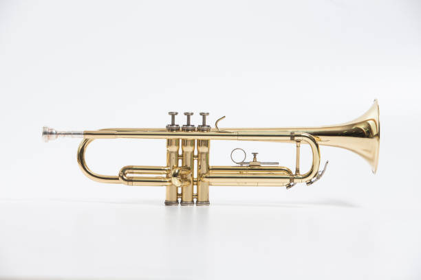trompete de laca do ouro com bocal isolado no branco - jazz music trumpet valve - fotografias e filmes do acervo