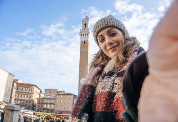 selfie em siena no inverno - piazza del campo - fotografias e filmes do acervo