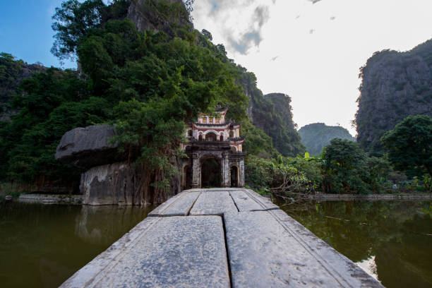 província de ninh binh - vietnam. 6 de dezembro de 2015. phat diem catedral igreja em phat diem, vietnam. - churchgoers - fotografias e filmes do acervo