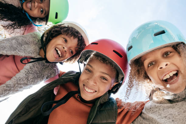 hermanos de 10 y 12 años con cascos que se divierten al aire libre - 7 10 years fotografías e imágenes de stock