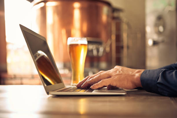 uso de laptop en micro de la cervecería cervecero - food industry manufacturing human hand fotografías e imágenes de stock