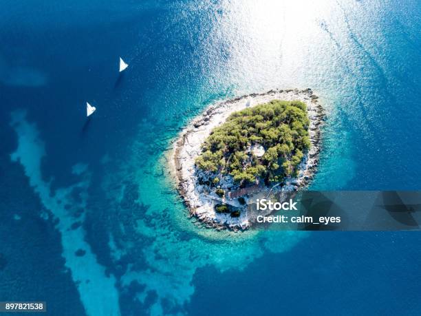 Photo libre de droit de Deux Voiliers Et Une Île banque d'images et plus d'images libres de droit de Croatie - Croatie, Île de Hvar, Île