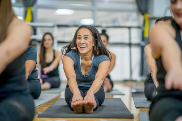 dotknij palcami - stretching yoga exercise mat women zdjęcia i obrazy z banku zdjęć