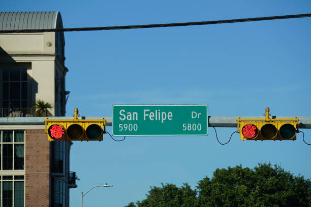 istock Traffic Signals in the City 897865668