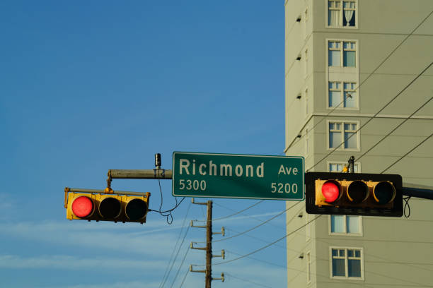istock Traffic Signals in the City 897866516
