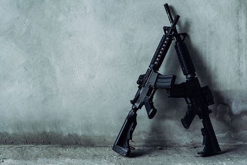 Doble rifle de asalto en concepto de ladrón terroristas, fondo gris. photo