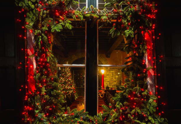 árvore de natal com lareira e vista através de uma janela de madeira de cabine - denmark house cottage rural scene - fotografias e filmes do acervo