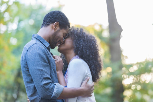 coppia afroamericana in data all'aperto - couple black american culture kissing foto e immagini stock