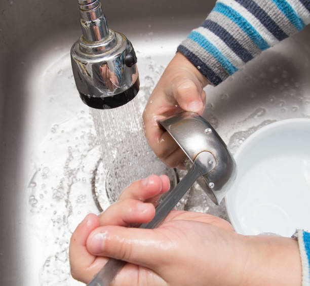 istock boy washing dishes in the kitchen 897889902