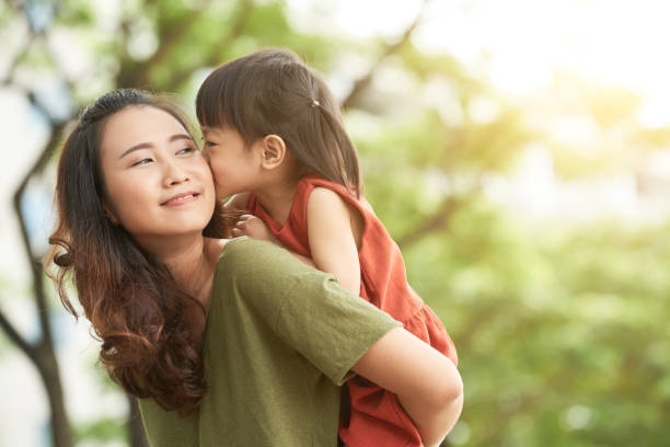 die zeit mit mutter - vietnamesischer abstammung stock-fotos und bilder
