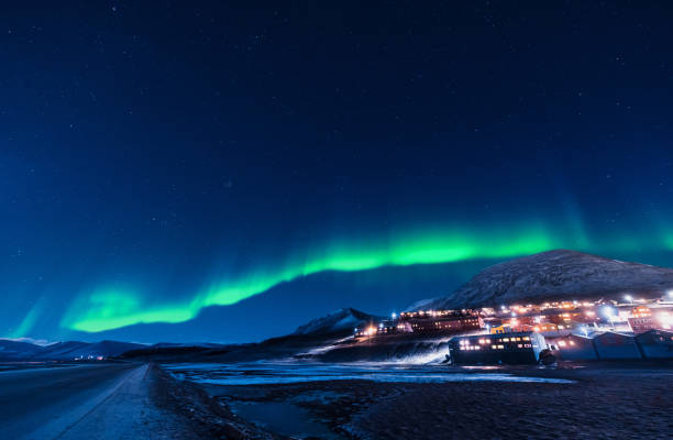 el cielo de aurora boreal boreal ártico polar estrella en noruega de svalbard en longyearbyen ciudad las montañas de la luna - svalbard islands fotografías e imágenes de stock