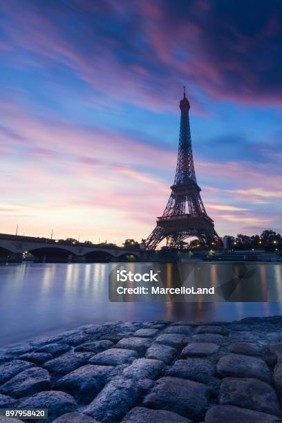 Foto de Torre Eiffel Durante A Hora Azul Paris França e mais fotos de stock de França - França, Idílico, Torre Eiffel