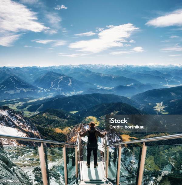 Backpacker Bei Skywalk Brücke In Dachstein Österreich Stockfoto und mehr Bilder von Dachsteingebirge