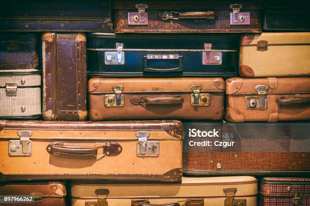 旧スーツケーススタック式 - スーツケースのストックフォトや画像を多数ご用意 - スーツケース, 古風, 古い